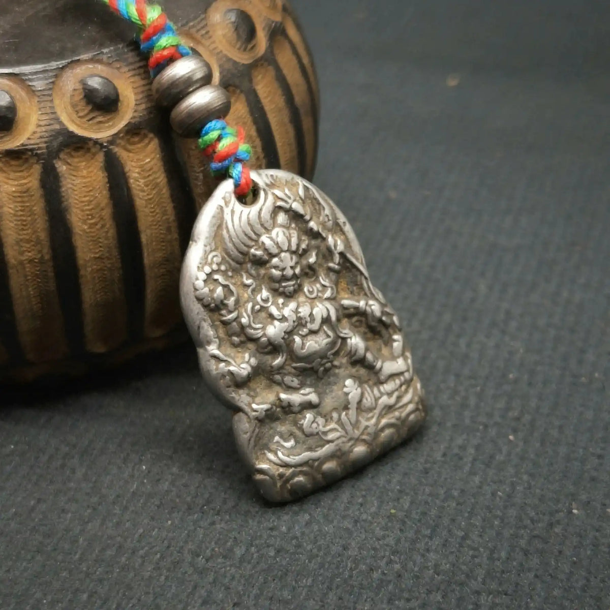 Colgante talismán tibetano de Mahakala de seis brazos, hierro frío tallado a mano