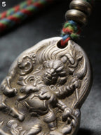 Colgante talismán tibetano de Mahakala de seis brazos, hierro frío tallado a mano