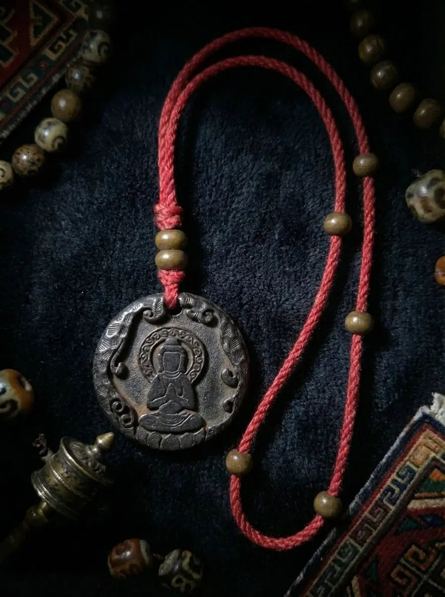 Bouddha sans forme en fer froid tibétain et Amulette en fer froid des dix symboles de liberté