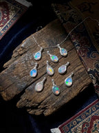 Collar exclusivo de cristal para la clavícula con efecto sanador | Collar de colgante de ópalo blanco de la serie «judía de azúcar» multicolor, enrollado a mano en plata de ley