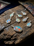 Collar exclusivo de cristal para la clavícula con efecto sanador | Collar de colgante de ópalo blanco de la serie «judía de azúcar» multicolor, enrollado a mano en plata de ley