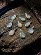 Collar exclusivo de cristal para la clavícula con efecto sanador | Collar de colgante de ópalo blanco de la serie «judía de azúcar» multicolor, enrollado a mano en plata de ley