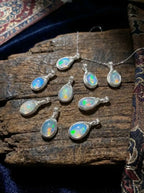 Collar exclusivo de cristal para la clavícula con efecto sanador | Collar de colgante de ópalo blanco de la serie «judía de azúcar» multicolor, enrollado a mano en plata de ley