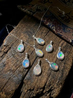 Collar exclusivo de cristal para la clavícula con efecto sanador | Collar de colgante de ópalo blanco de la serie «judía de azúcar» multicolor, enrollado a mano en plata de ley