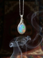 Collar exclusivo de cristal para la clavícula con efecto sanador | Collar de colgante de ópalo blanco de la serie «judía de azúcar» multicolor, enrollado a mano en plata de ley