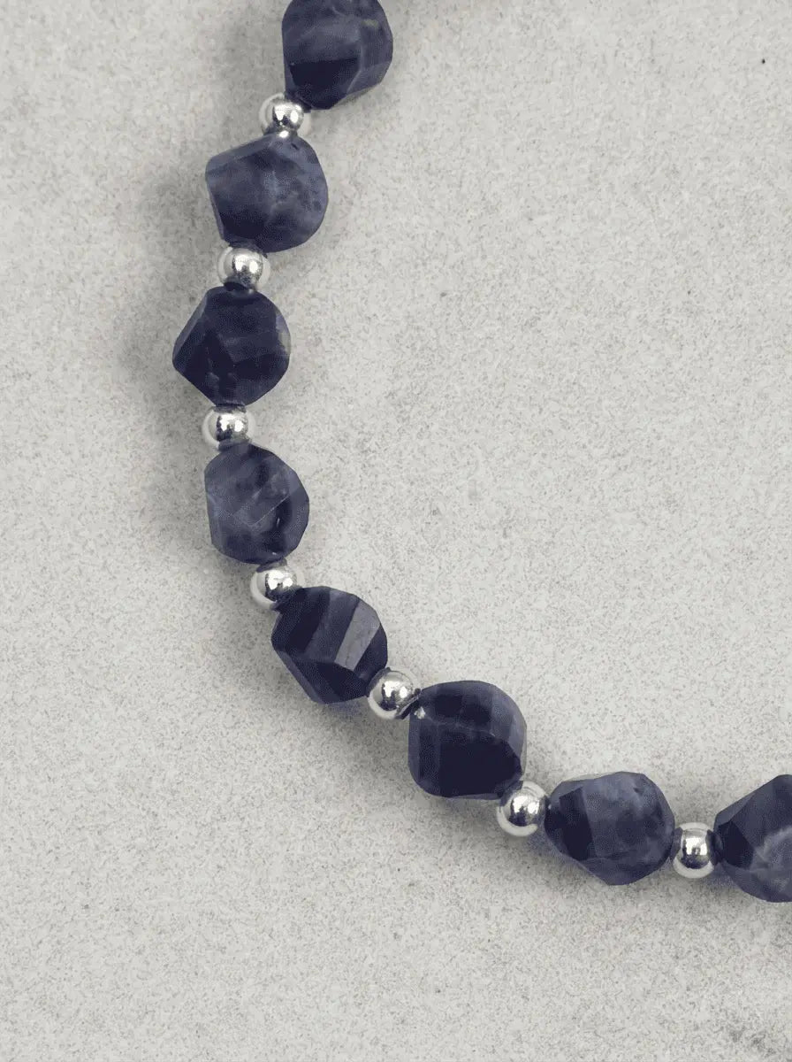 Bracelet en perles grises et sodalite « Serene Blue Soft Grey »