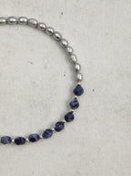 Bracelet en perles grises et sodalite « Serene Blue Soft Grey »