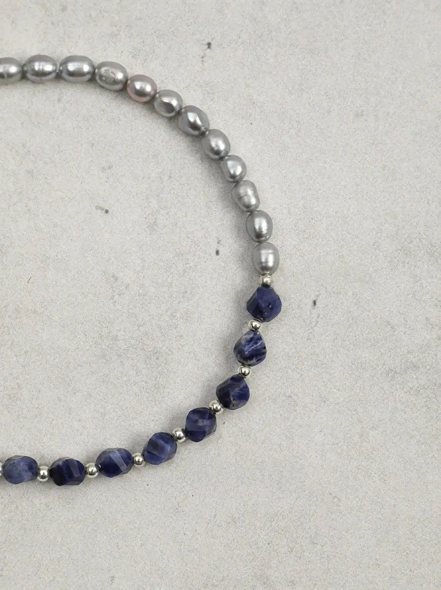 Bracelet en perles grises et sodalite « Serene Blue Soft Grey »