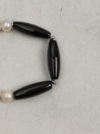 Bracelet « Shadow Ripple White Night » en onyx noir et perles d'eau douce