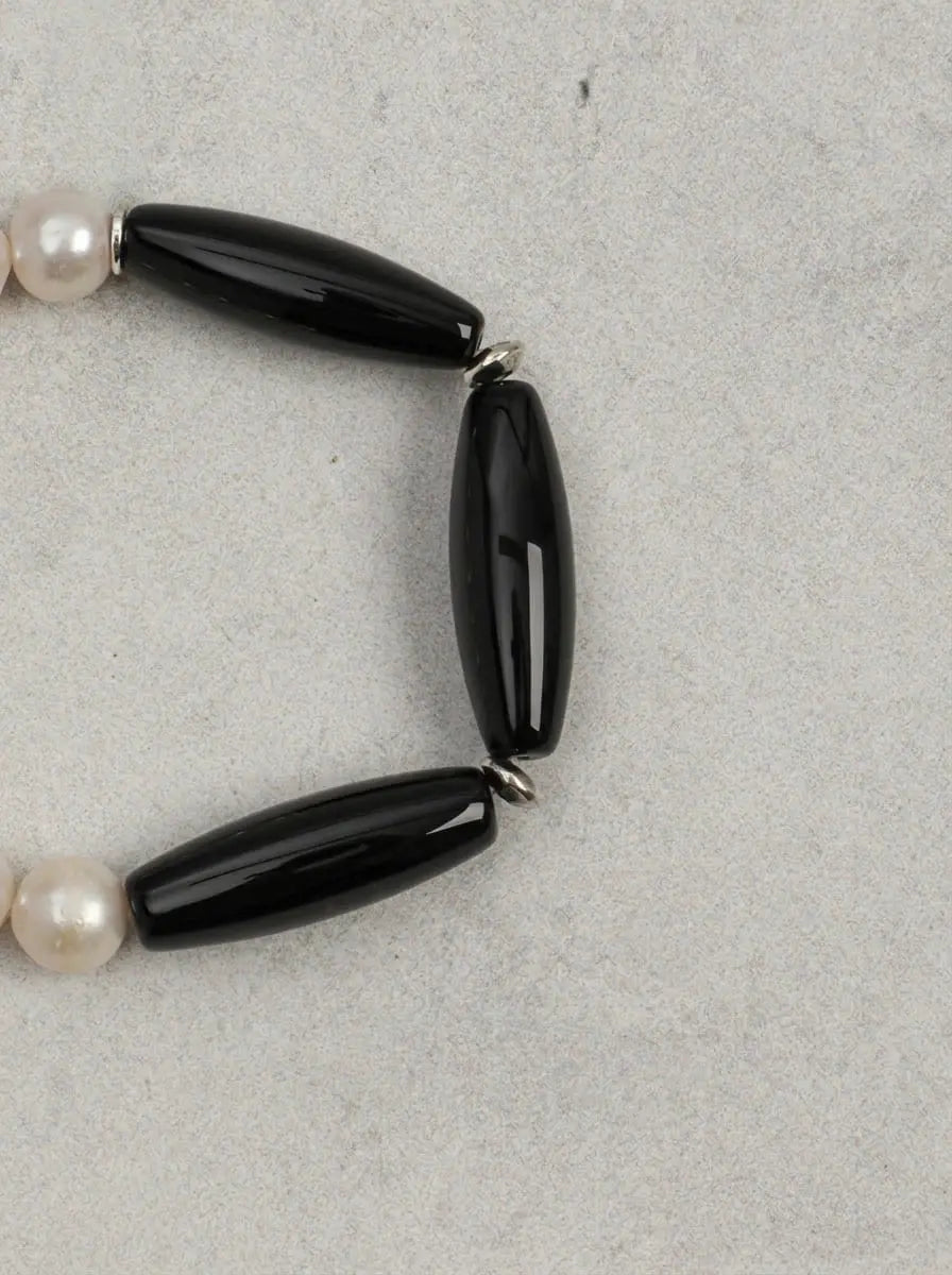 Bracelet « Shadow Ripple White Night » en onyx noir et perles d'eau douce