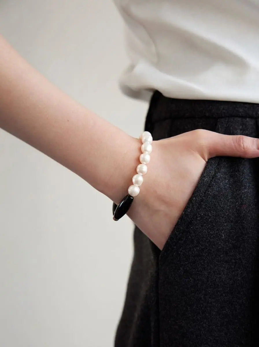 Bracelet « Shadow Ripple White Night » en onyx noir et perles d'eau douce