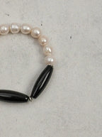 Bracelet « Shadow Ripple White Night » en onyx noir et perles d'eau douce