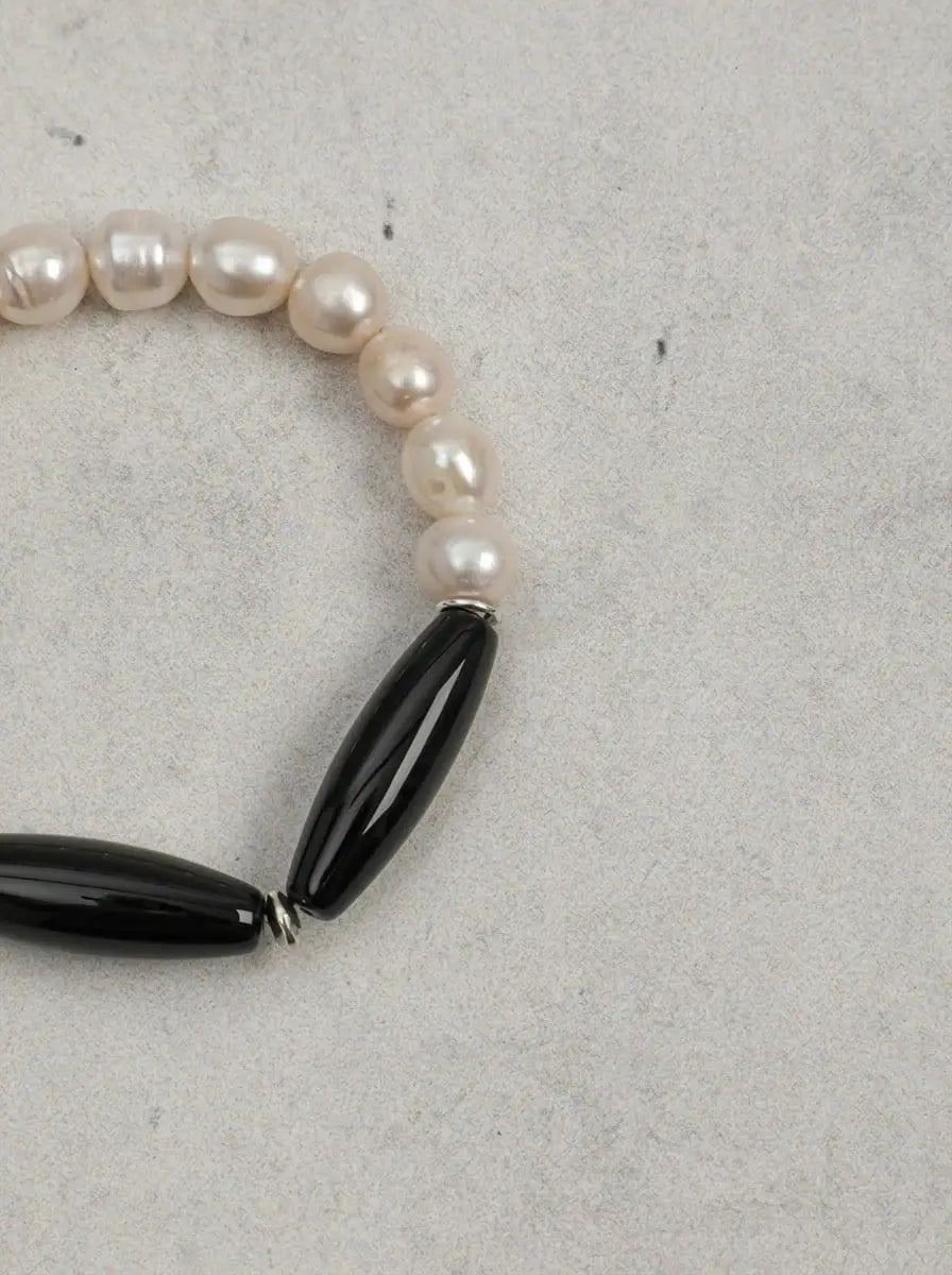 Bracelet « Shadow Ripple White Night » en onyx noir et perles d'eau douce