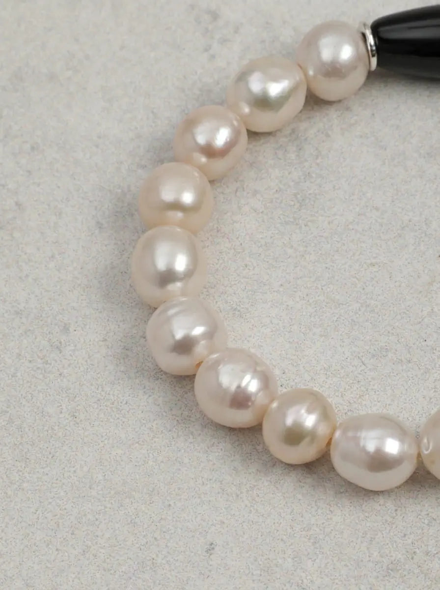 Bracelet « Shadow Ripple White Night » en onyx noir et perles d'eau douce