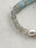 „Azure Zen Heart“ Armband aus Amazonit, Lazulit & Perlen