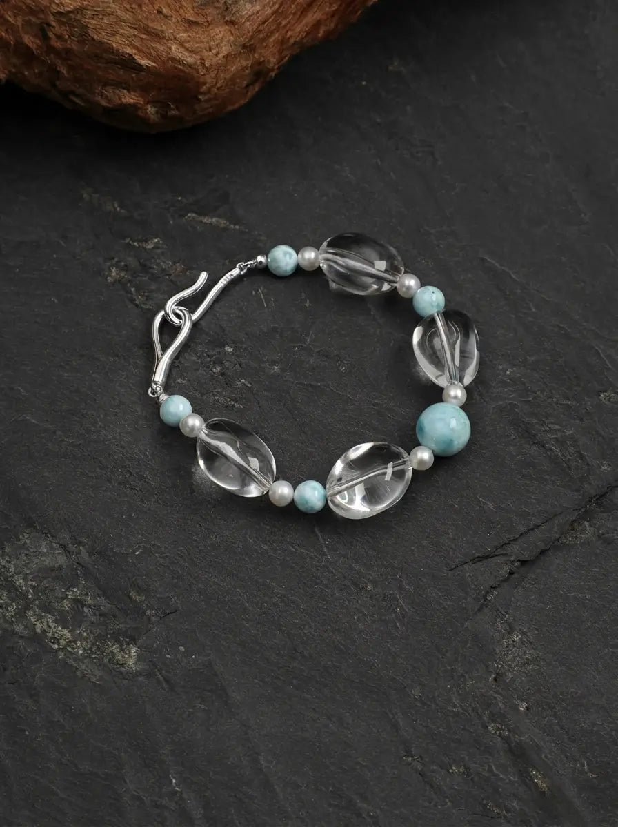 Armband „Moonlit Clear Stream“ aus klarem Kristall, Larimar und Perlen