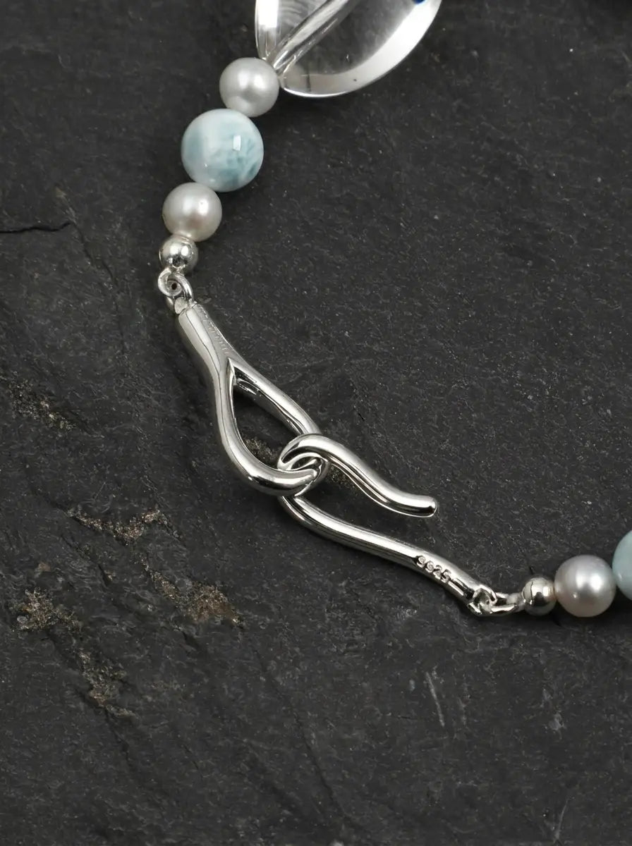 Armband „Moonlit Clear Stream“ aus klarem Kristall, Larimar und Perlen