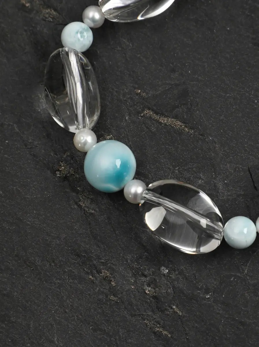 Armband „Moonlit Clear Stream“ aus klarem Kristall, Larimar und Perlen