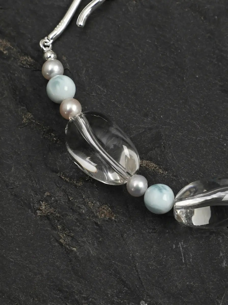 Armband „Moonlit Clear Stream“ aus klarem Kristall, Larimar und Perlen