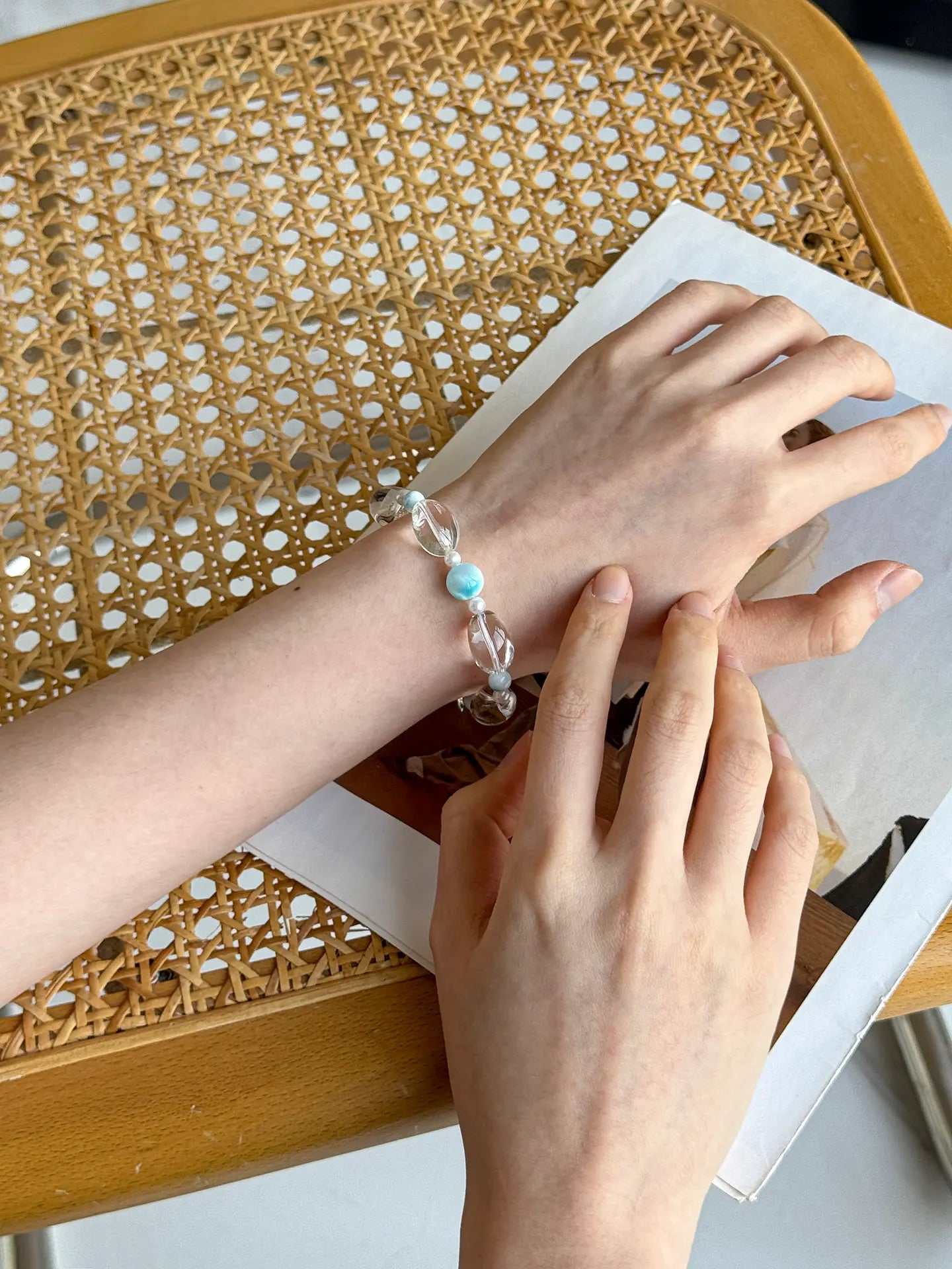 Armband „Moonlit Clear Stream“ aus klarem Kristall, Larimar und Perlen