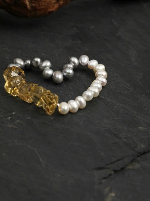 Pulsera «Veta dorada tocada por la luna» de citrino y perlas