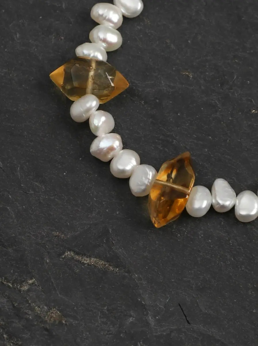 「Radiant Light Gem Accent」 Bracelet